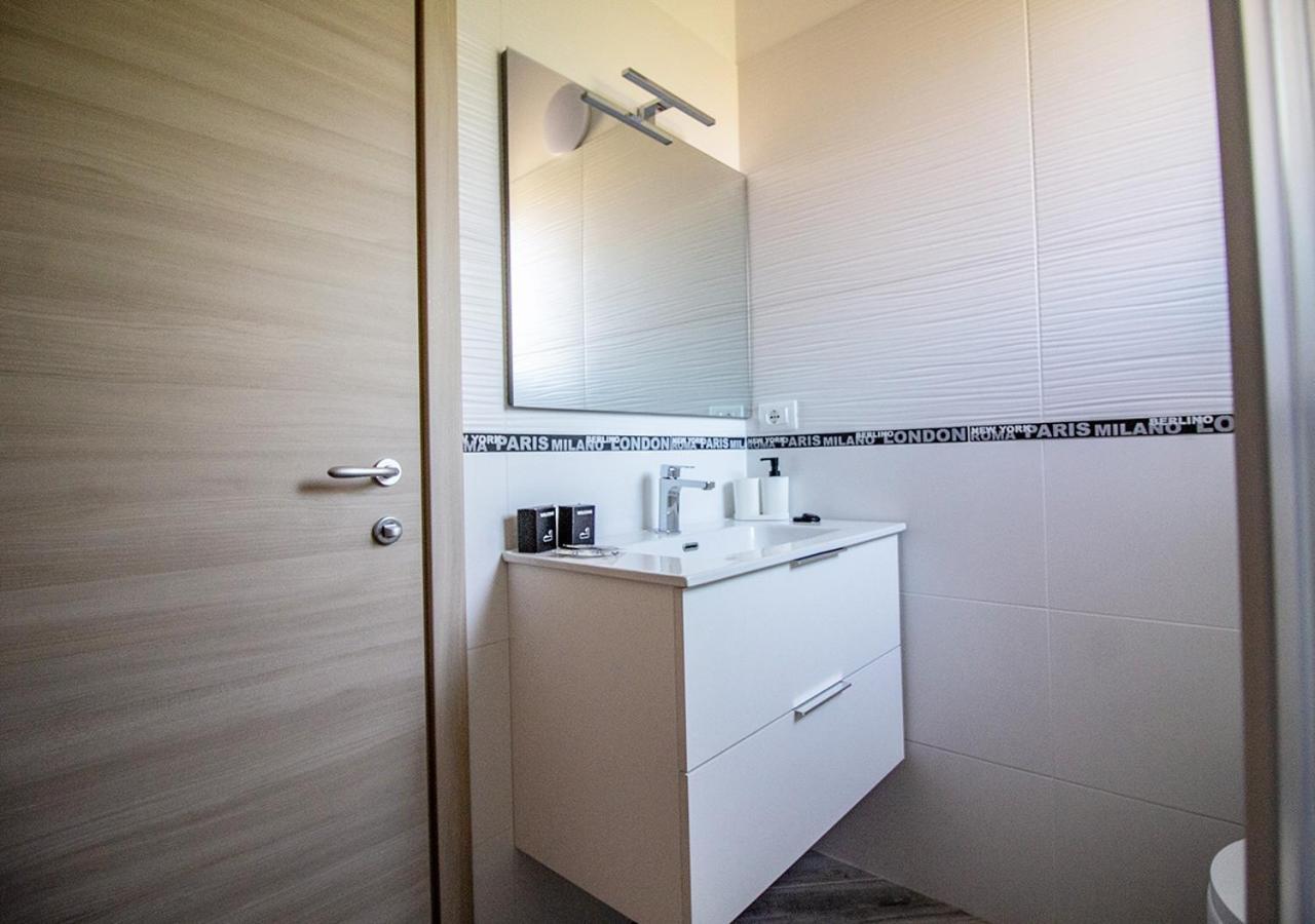 Athena Rooms - Parcheggio Privato Bologna Bagian luar foto