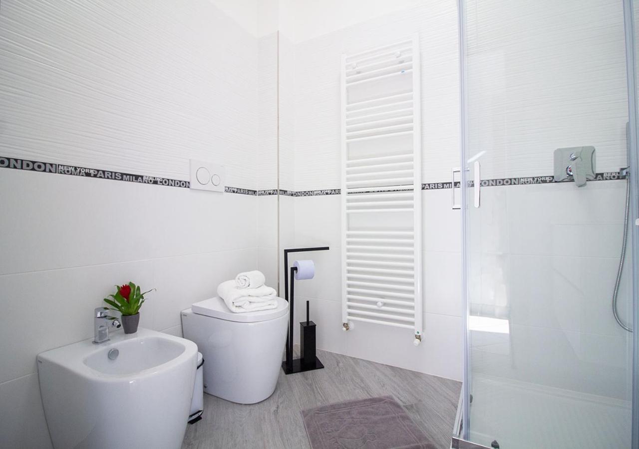 Athena Rooms - Parcheggio Privato Bologna Bagian luar foto