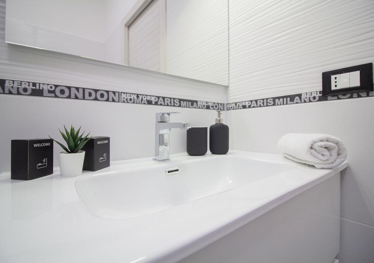 Athena Rooms - Parcheggio Privato Bologna Bagian luar foto