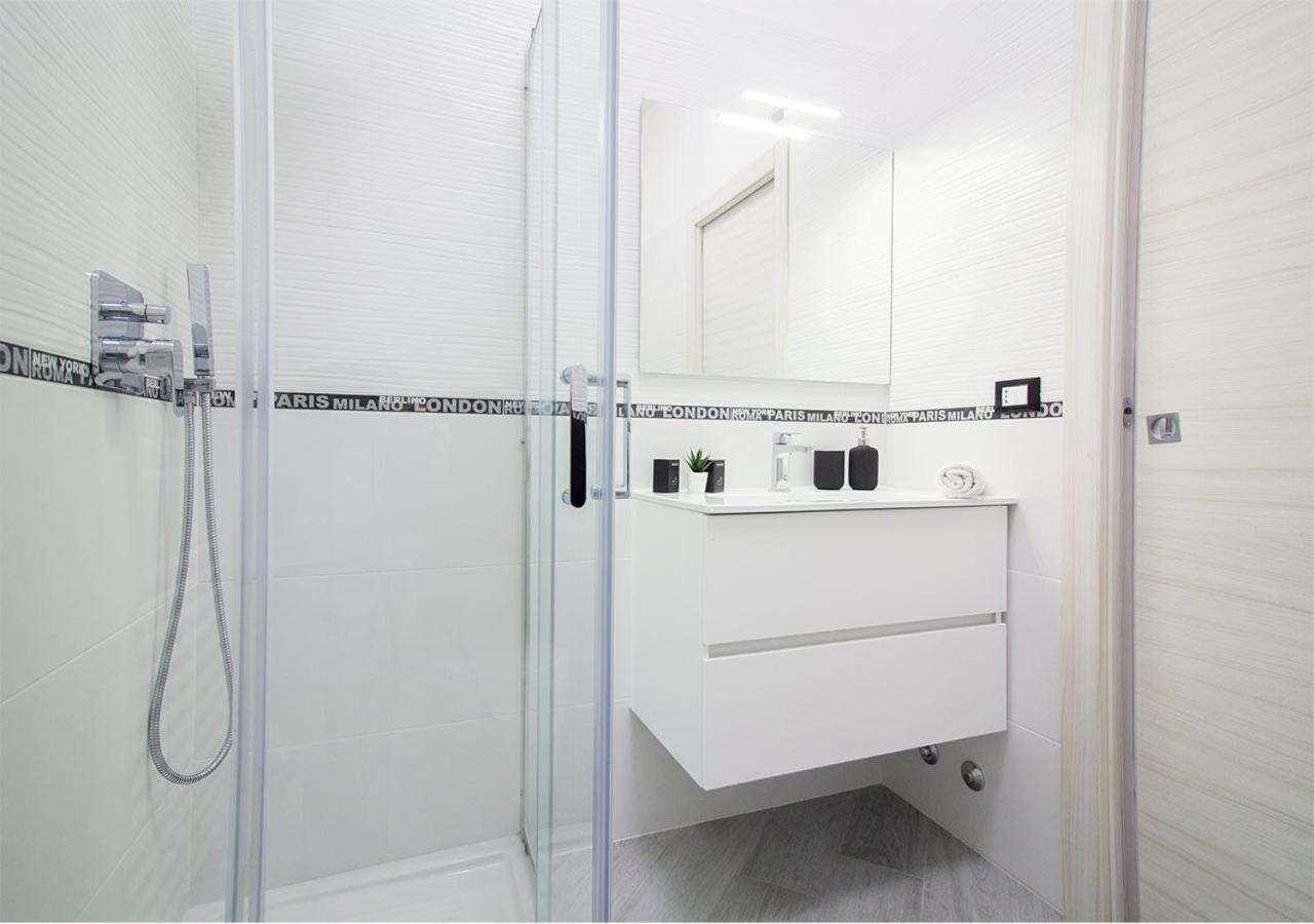 Athena Rooms - Parcheggio Privato Bologna Bagian luar foto