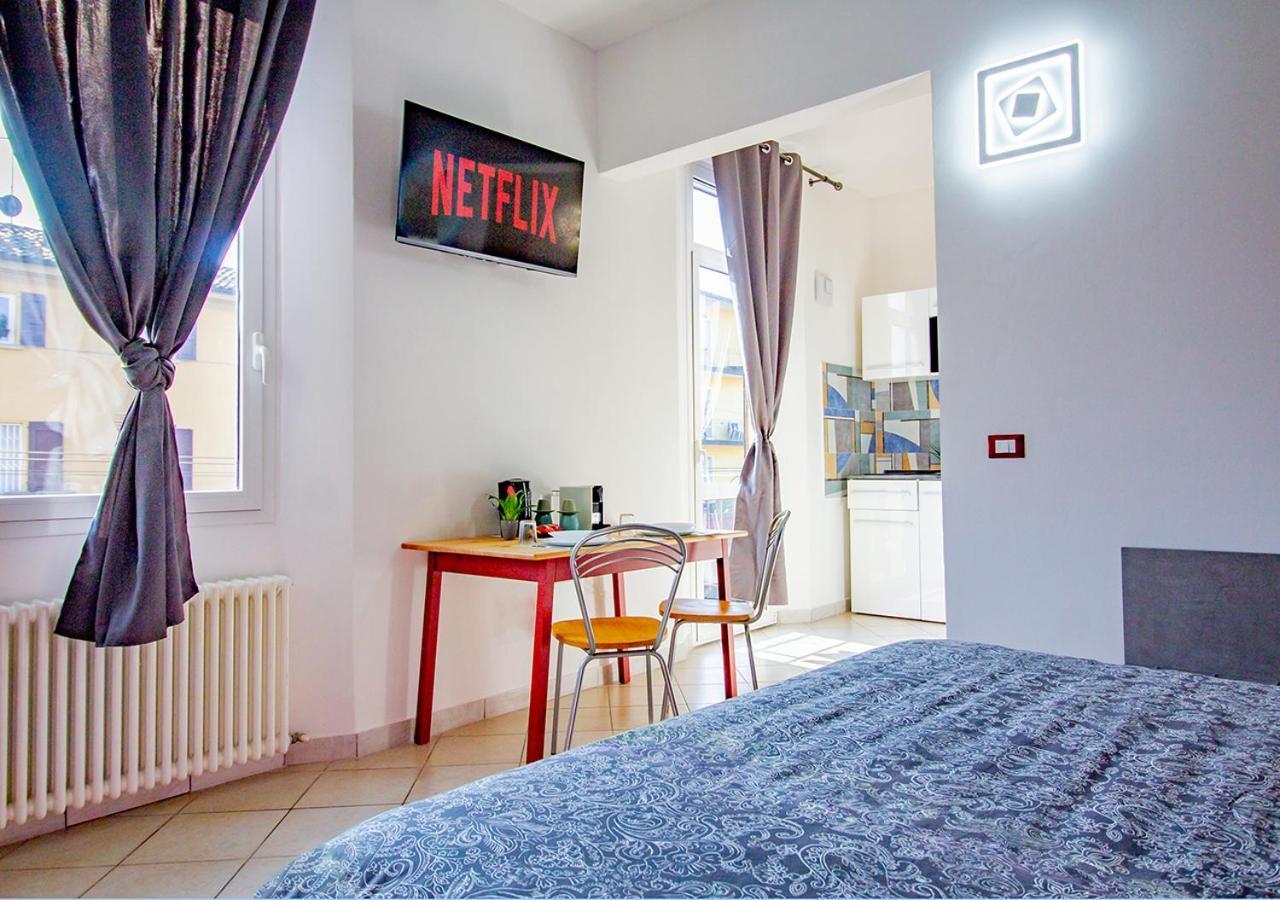 Athena Rooms - Parcheggio Privato Bologna Bagian luar foto