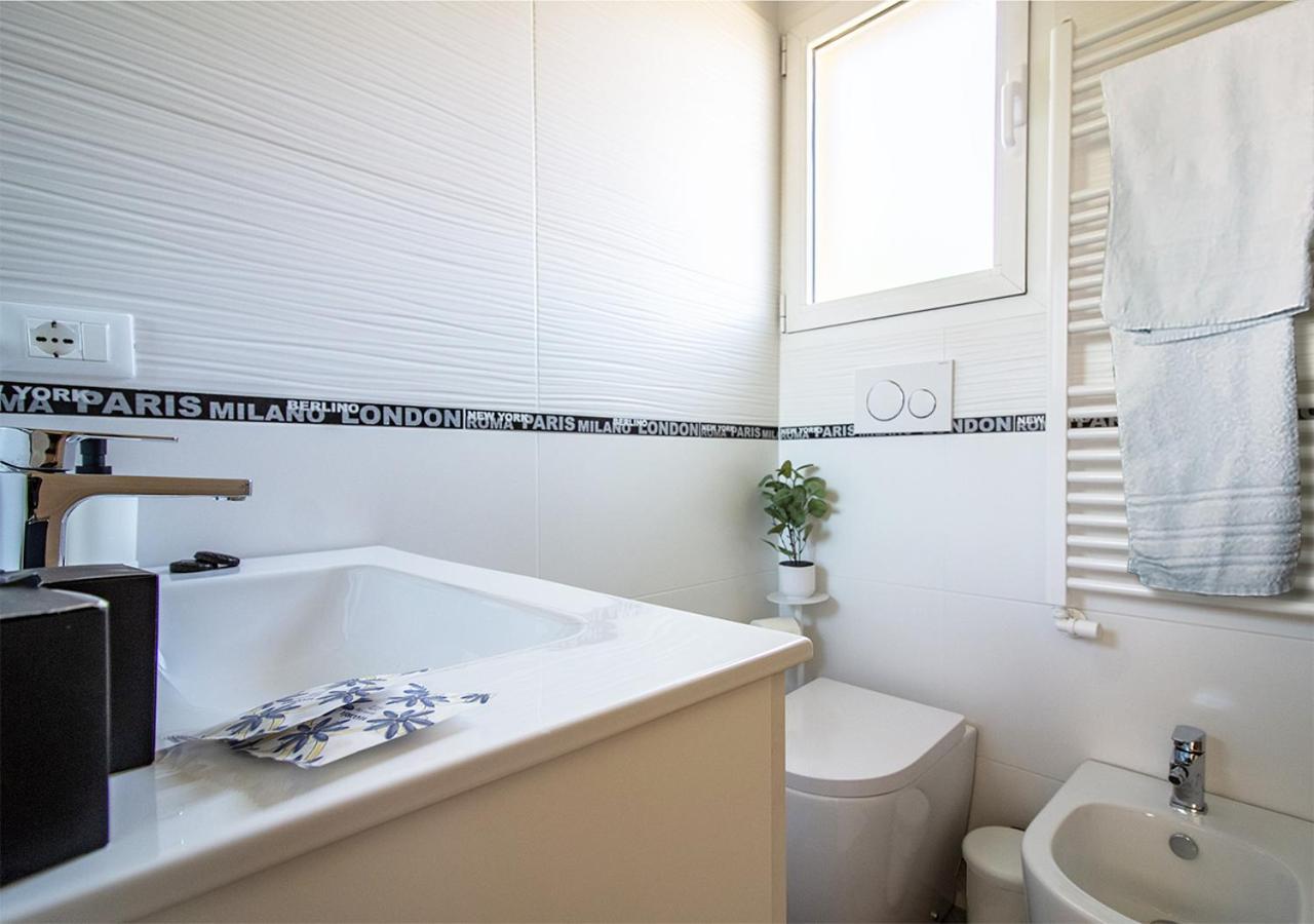 Athena Rooms - Parcheggio Privato Bologna Bagian luar foto
